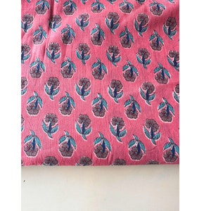 Roze en blauwe buta met de hand blokgedrukte Indiase katoenen stof, handgestempelde stof, alleen knippen, 3,80 werf, ambachtelijke stof, bloemen