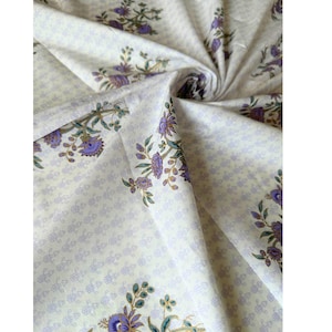 Tessuto stampato vintage floreale Mughal bianco sporco e lavanda con khadi dorato, tagliato su misura, stampa a blocchi indiana, tessuto di cotone leggero