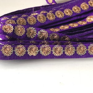 Matt Gold Pailletten Stickerei Spitzenband in Royal Purple, indische Pailletten Dupionseidenspitze Massenware, verzierte Paillettenspitze, 1,5 cm