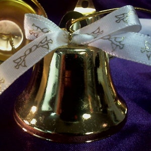10 Stück meiner Extar Large Gold Glocke, 5 zoll rund und 1 3/4 Zoll groß, mit Schleifen und Gedichtkarte. Kussglocke, Hochzeitsglocke, Gastgeschenk