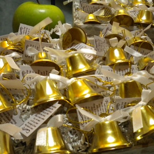 24 Regalos de boda de campana de oro con lazos y tarjeta de poema en canasta, cinta blanca, tarjeta de poema. Favor, Kissing Bells, Jingle Bell, Wedding Bells