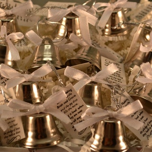 Campana de 100 piezas Favores de boda con cinta blanca, tarjeta de poema en una canasta bellamente decorada. Ceremonia de Boda, Kissing Bells, Plata 28mmx32mm