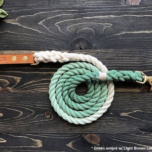 Könnte beinhalten: Grünes Ombre-Hundehalsband mit hellbraunem Ledergriff und goldfarbenem Metallverschluss. Das Halsband ist mit dem Namen "LINUS" personalisiert.