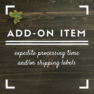 Op de afbeelding: Een houten bord met witte tekst die "ADD-ON ITEM" en "versnel de verwerkingstijd en/of verzendlabels" zegt.