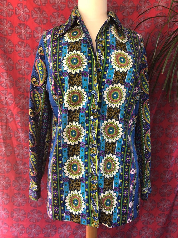 1970s Psychedelic Eccentric Floral Groovy Button U