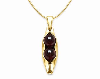 Collar con granate (piedra de nacimiento): Colgante de plata de ley con dos guisantes en una vaina.
