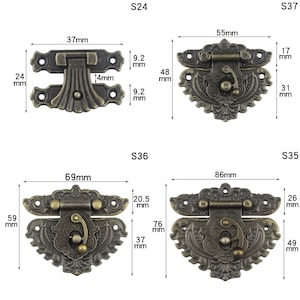 Pode incluir: Quatro fechos de metal de estilo antigo com designs intrincados e tamanhos variados. Os fechos s&atilde;o etiquetados como S24, S37, S36 e S35. As medidas s&atilde;o fornecidas em mil&iacute;metros.