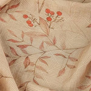 Op de afbeelding: Close-up van een beige stof met een subtiel rasterpatroon. Delicate takken met roodbruine bladeren en kleine oranje bessen zijn kunstzinnig over het oppervlak gerangschikt, waardoor een natuurlijk, botanisch ontwerp ontstaat. De stof heeft een zachte, vloeiende uitstraling.