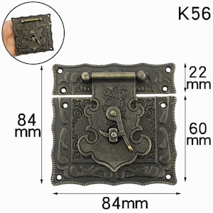 Pode incluir: Fecho de lat&atilde;o antigo com um design ornamentado, medindo 84 mm de largura e 60 mm de altura. O fecho tem uma pega decorativa e um mecanismo de mola. O fecho &eacute; etiquetado como "K56".