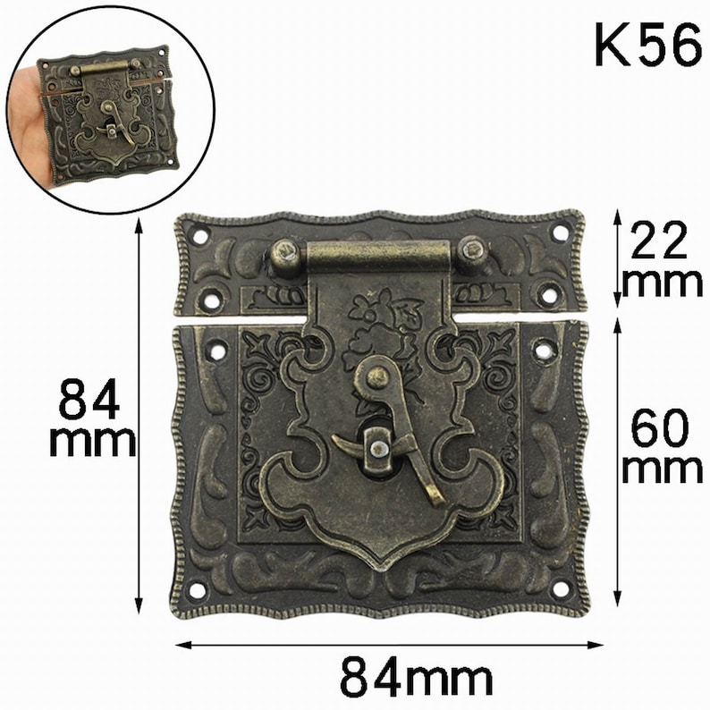 Pode incluir: Fecho de lat&atilde;o antigo com um design ornamentado, medindo 84 mm de largura e 60 mm de altura. O fecho tem uma pega decorativa e um mecanismo de mola. O fecho &eacute; etiquetado como "K56".