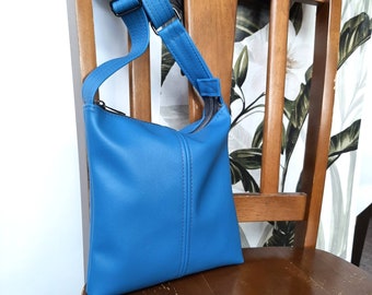 Azur Blue hobo handbag with adjustable strap for shoulder or crossbody in PU vegan leather. slouch bucket bag