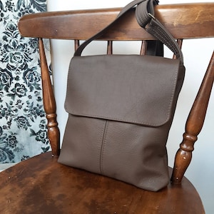 Sac à main en cuir véritable marron caféine. Sac messager cartable à rabat sac à bandoulière sac à main pour homme.