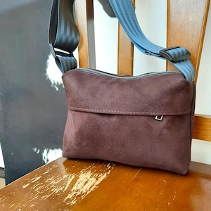 Bolso bandolera tipo caja con correa ajustable
