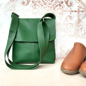 Sac à main bandoulière porté épaule bandoulière en cuir végétalien à rabat vert kale