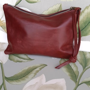 Echtleder Rot Burgunder Clutch mit Reißverschluss, Knotenarmband. Leder Umhängetasche, Reißverschlusstäschchen, Lederhandtasche. Muttertag