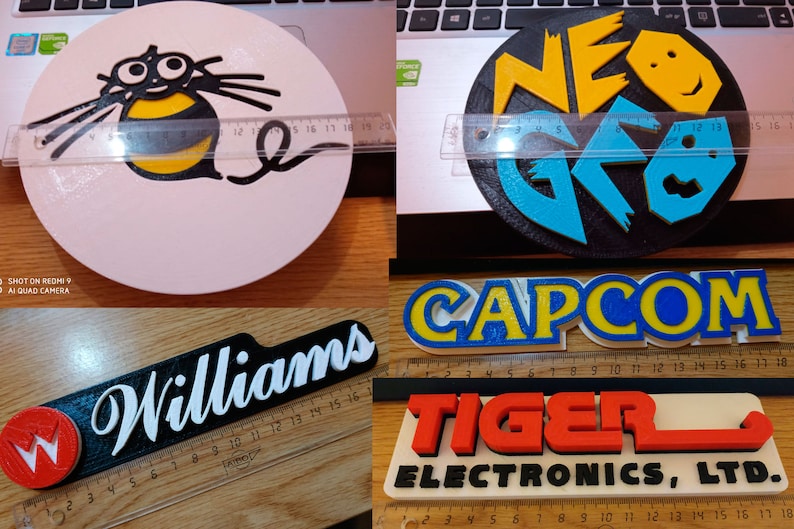 Puede incluir: Una colecci&oacute;n de logotipos impresos en 3D, incluyendo Williams, Capcom, Tiger Electronics y Neo Geo. Los logotipos est&aacute;n impresos en varios colores, incluyendo negro, blanco, rojo, azul y amarillo.