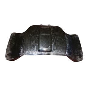 Peut inclure: Une poignée de manette de jeu en plastique noir texturé. La poignée a une conception profilée avec deux poignées latérales étendues et une section rectangulaire centrale. La surface présente des lignes de couche de l'impression 3D.