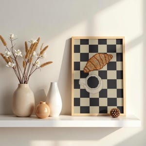 Pode incluir: Um conjunto de três canecas de cerâmica com acabamento salpicado e fosco. As canecas são em tons de creme, cinza claro e cinza escuro. Cada caneca tem um design simples e minimalista e uma alça arredondada.