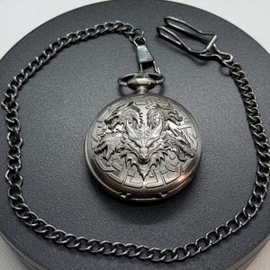 Dragon Circle - Metall hohle Taschenuhr mit 7-teiligem Mini Polyedrischen Würfel-Set