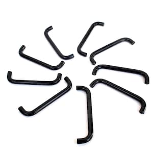 Può includere: Una collezione di dieci pezzi di metallo nero piegati disposti a cerchio su sfondo bianco. Ogni pezzo ha una forma curva, simile a una maniglia o un gancio.