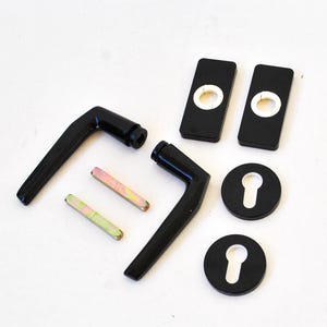 Vintage svart plastdörrhandtag: italiensk memphisdesign, 90-talsretro