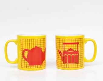 Juego de 2 tazas amarillas vintage • Tazas de café estilo tetera retro • Utensilios de cocina de los años 70 • Tazas de té con gráficos • Decoración de cocina de mediados de siglo