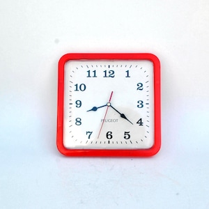 Reloj de pared Peugeot cuadrado rojo vintage: decoración estilo Memphis de los años 90