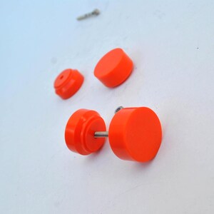 Vintage oranje plastic ladeknoppen: Memphis Design Decor (set van 2)