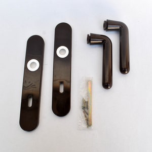 Puede incluir: Dos pares de manillas de puerta marrones con detalles blancos y un paquete de tornillos y una varilla de metal.