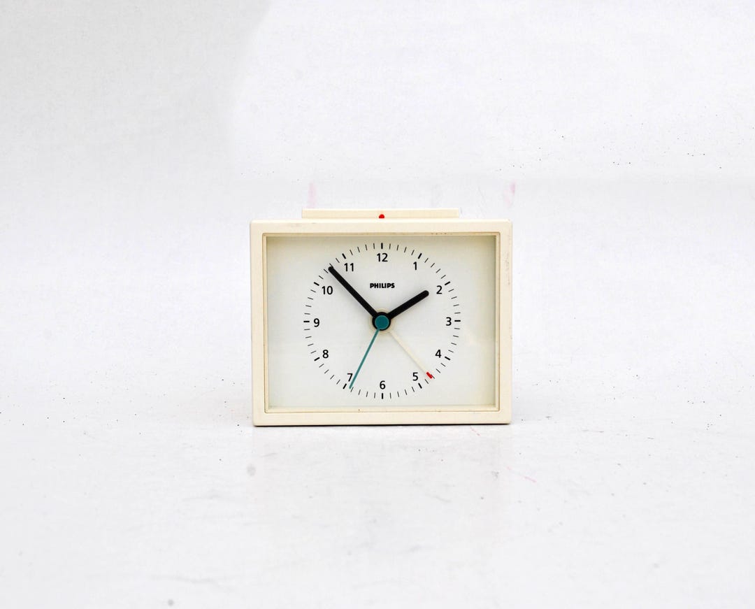 White Vintage 90s Clock Decoration Housewarming Gift Decorative Clock ...