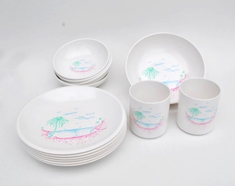 Juego de vajilla retro de melamina: platos, tazas y cuencos con estampado de playa