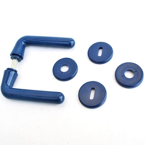 Op de afbeelding: Een set blauwe deurklinken en bijpassende sleutelgatdeksels. De klinken zijn L-vormig met een glanzende afwerking. De sleutelgatdeksels zijn rond en plat. Alles tegen een witte achtergrond.