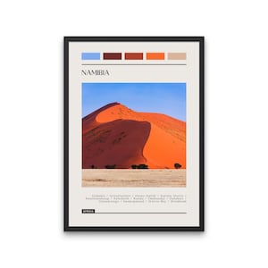 Könnte beinhalten: Ein minimalistisches Poster mit einem Foto einer großen roten Sanddüne in Namibia, Afrika. Das Poster enthält den Namen des Landes, "Namibia", und eine Liste von Städten in Namibia. Das Poster enthält auch das Wort "Afrika" am unteren Rand.
