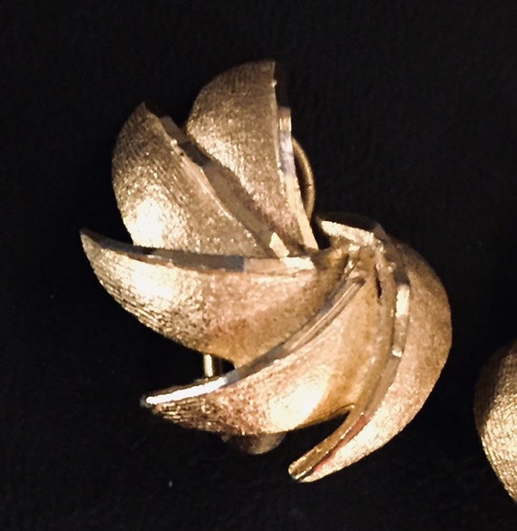 Vintage Coro Brushed Gold Tone Clip On Earrings - image 3