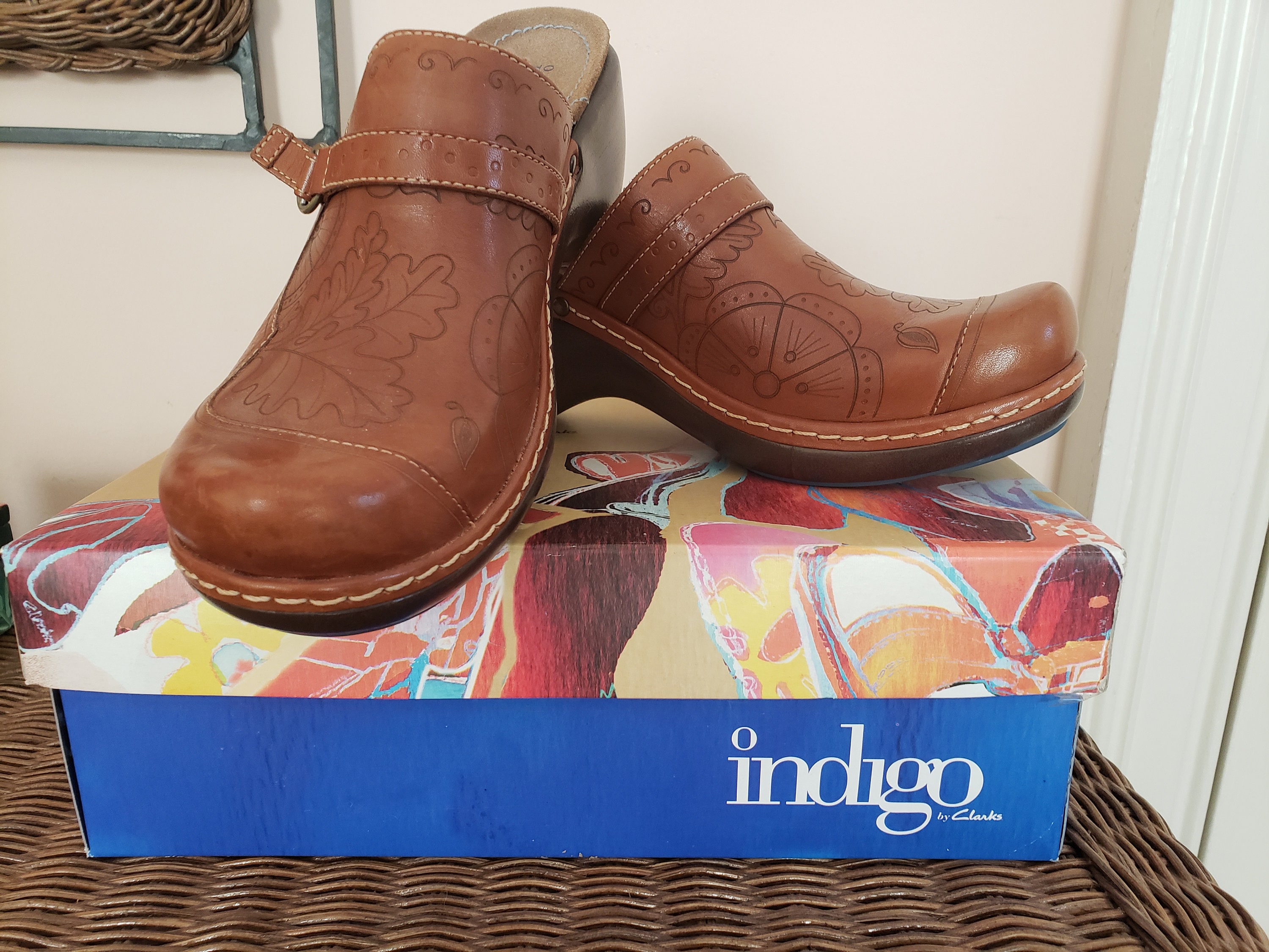 Vintage Indigo by Clarks leather embossed clog Oceania style US womens size 8m in worn