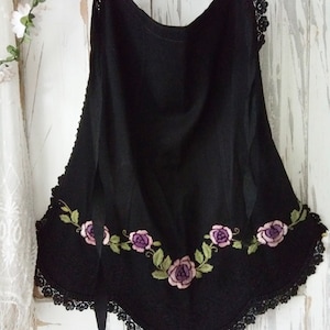 Traditional antique apron, woolen apron, folklore apron, dirndl apron, traditional apron, embroidered, lace border, 1910...........CHARMANT!