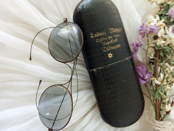 Antique sunglasses .... CHARMANT!