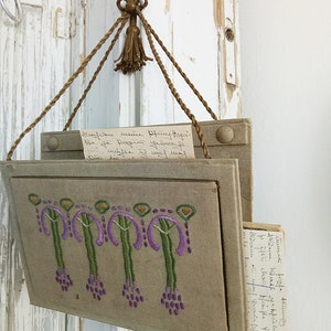 Hermoso Porta Revistas Antiguo, Art deco, Art Nouveau, forrado en tela, bordado a mano, para tus cartas de AMOR....ENCANTO!