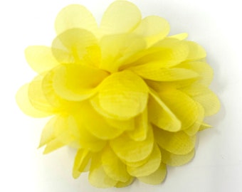 Pinza para el pelo con flor de gasa amarilla