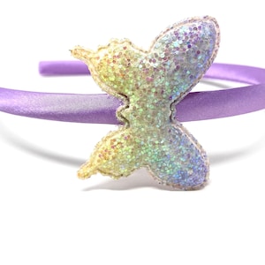 Diadema de mariposa lila con mariposa de purpurina arcoíris