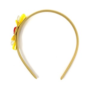 Puede incluir: Una diadema dorada con un adorno de flor amarilla y roja.