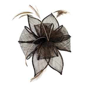 Peut inclure: Une fleur en maille brune avec des plumes. La fleur est faite d'un matériau délicat et tissé et a un aspect doux et féminin.