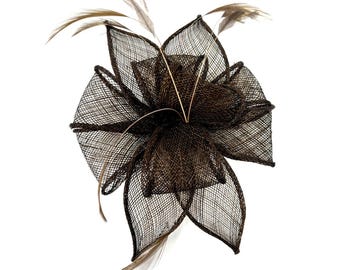 Tocado de sinamay marrón, tocado de flores de malla con plumas, sombrero con clip o diadema, tocado para invitadas de boda, tocado para el día de la carrera.