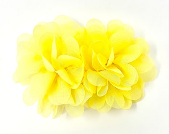 Pinza para el cabello con forma de flor de gasa amarilla