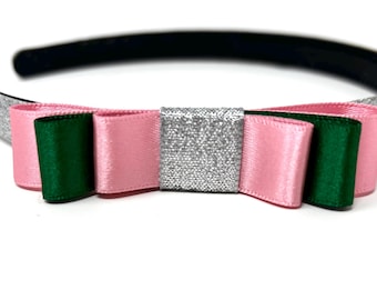 Diadema con lazo plateado brillante, rosa y verde, accesorio para el cabello de satén esmeralda y rosa, inspirada en musicales de Broadway, ideal para cosplay o disfraces.