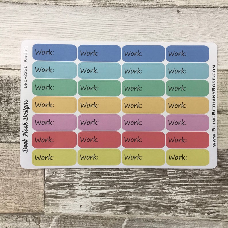 Op de afbeelding: Een vel met pastelkleurige labels met het woord "Work:" erop gedrukt. De labels zijn gerangschikt in een raster van 4 kolommen en 7 rijen.