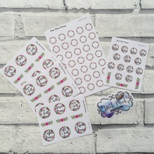 Może przedstawiać: Zestaw 10 arkuszy naklejek z kwiatowymi wzorami. Naklejki przedstawiają liczby i zwroty związane z wagą, takie jak "half stone", "one stone", "two stone" i "three stone". Naklejki są wydrukowane na białym papierze z różowymi i zielonymi kwiatowymi akcentami.