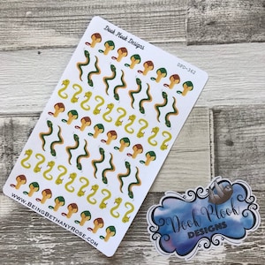 Può includere: Un foglio di adesivi con un motivo ripetitivo di serpenti verdi e gialli con teste marroni. Gli adesivi sono su uno sfondo bianco e hanno il testo "Dook Plook Designs" e "DPD-362" stampato su di essi. Il testo "WWW.BEINGBETHANYROSE.COM" è stampato nella parte inferiore del foglio.