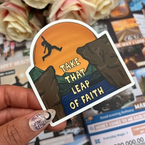 Może przedstawiać: Naklejka z sylwetką osoby skaczącej ze skały z tekstem "Take that leap of faith" w stylu retro.