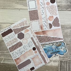 Peut inclure: Deux planches d'autocollants décoratifs à l'esthétique vintage. Les autocollants présentent des effets de papier déchiré, des scripts et des motifs de damas dans des tons de marron, beige et marron foncé. La marque "Dook Plook Designs" est visible.